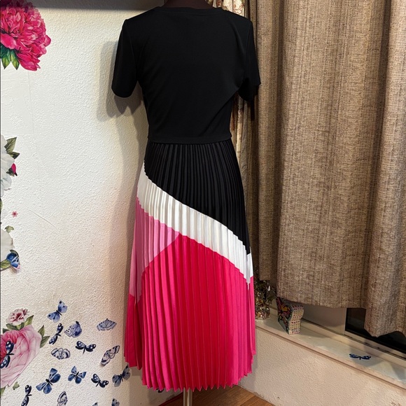 Karl Lagerfeld black and pink color block pleated short sleeve dress. Size XS. - Picture 8 of 17